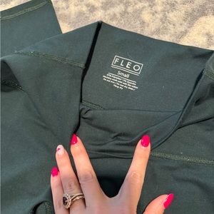 Fleo leggings size small